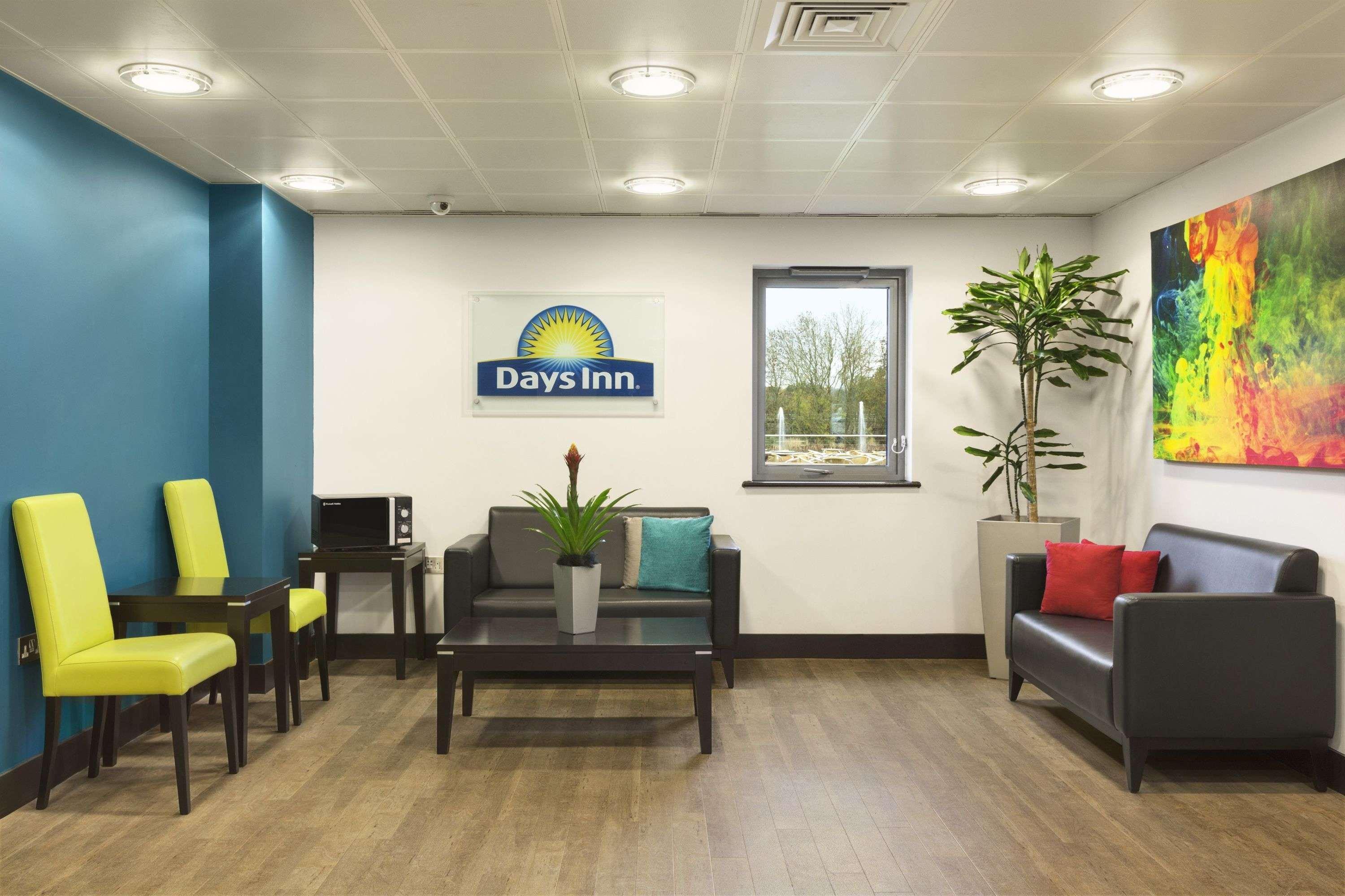 Hotel Ramada By Wyndham Cobham Cobham  Exterior foto